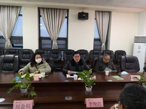 图片包含 桌子, 室内, 窗户, 活 描述已自动生成